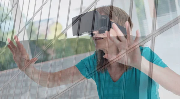 Mulher Madura Usando Fone Ouvido Realidade Virtual Dupla Exposição — Fotografia de Stock