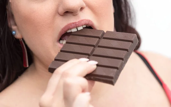 Primer Plano Mujer Mordiendo Una Barra Chocolate — Foto de Stock