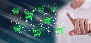 Adam dokunmatik ekranda bir e-ticaret konseptine parmağıyla dokunuyor.