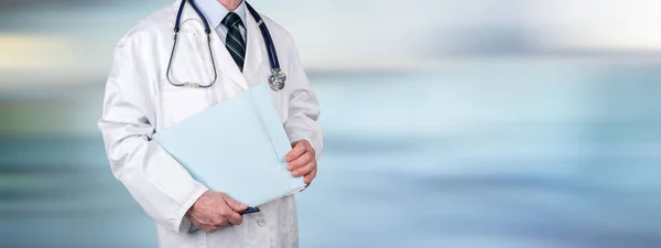 Arzt Hält Krankenakte Auf Verschwommenem Hintergrund — Stockfoto