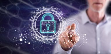 Adam dokunmatik ekranda dijital güvenlik kavramına parmağıyla dokunuyor.