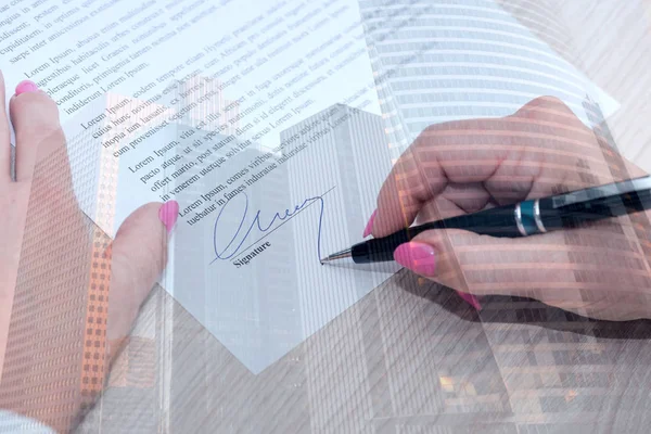 Mujer Firmando Documento Legal Doble Exposición — Foto de Stock