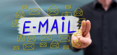 Bir e-posta kavramı onun parmak dokunmatik ekranlı cep bilgisayarlarda dokunmadan adam