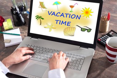 Bir dizüstü bilgisayar ekranında gösterilen tatil zaman kavramı