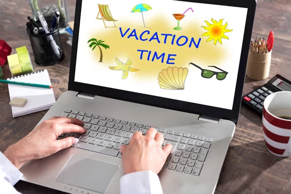 Bir Dizüstü Bilgisayar Ekranında Gösterilen Tatil Zaman Kavramı — Stok fotoğraf