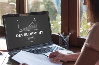 Bir iş geliştirme kavramı görüntüleyen dizüstü bilgisayar ekranı