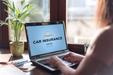 Bir araba sigortası konseptini gösteren dizüstü bilgisayar