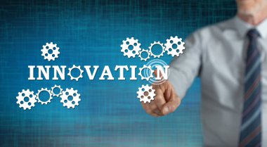 Adam dokunmatik ekranda yenilik kavramına parmağıyla dokunuyor.