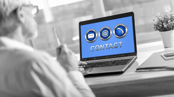 Laptop Scherm Weergeven Van Een Contact Concept — Stockfoto