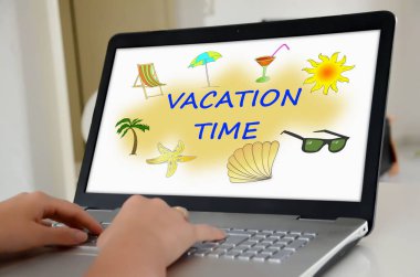 Eller tatil zaman kavramı gösterilen ekran ile bir laptop