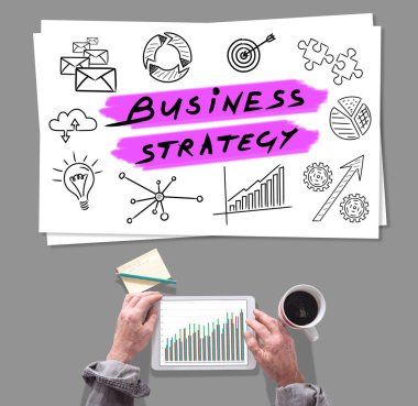 Erkek eller iş stratejisi kavramı önünde tablet kullanma