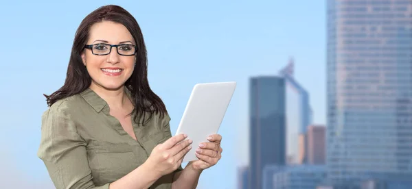 Retrato de mujer de negocios usando tableta digital —  Fotos de Stock