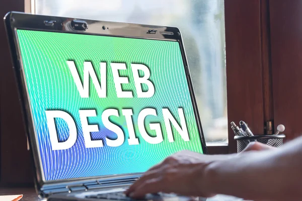 Concepto de diseño web en una pantalla portátil — Foto de Stock