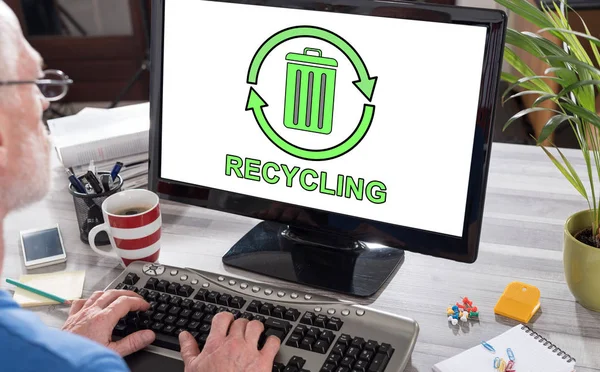 Man Using Computer Recycling Concept Screen — Stock Photo, Image