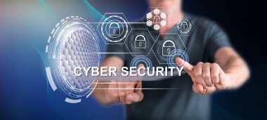 Adam dokunmatik ekranda parmaklarıyla siber güvenlik kavramına dokunuyor.