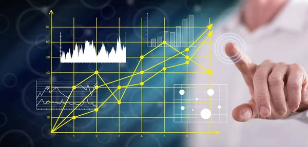 Mann Berührt Geschäftsdiagramme Mit Dem Finger Auf Einem Touchscreen — Stockfoto