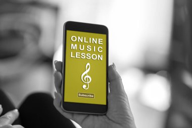 Bir online müzik ders konsepti görüntüleyen akıllı telefon ekranı