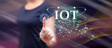 Kadın dokunmatik ekranda parmaklarıyla bir konsepte dokunuyor.