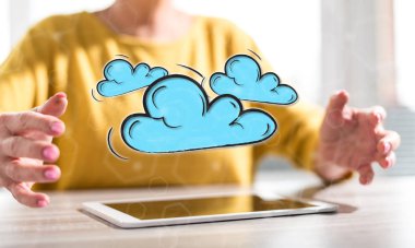 Dijital tablet arka planda bir kadının el arasında bulut ağ kavramı ile
