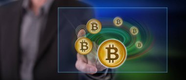 Bir adam dokunmatik ekranda bitcoin para kavramına parmağıyla dokunuyor