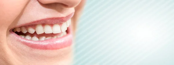 Belo Sorriso Jovem Mulher Fundo Borrado — Fotografia de Stock