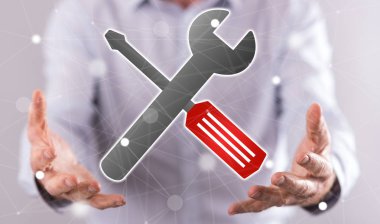 Bakım hizmet anlayışı içinde geçmiş bir adamın elleri yukarıda