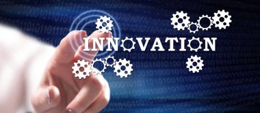 Kadın dokunmatik ekranda yenilik kavramına parmağıyla dokunuyor.