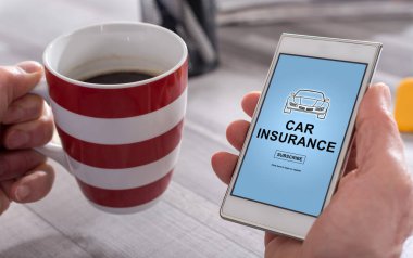 Erkek el araba sigorta kavramı ile bir akıllı telefon tutarak