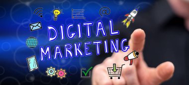 Adam dokunmatik ekranda dijital pazarlama kavramına parmağıyla dokunuyor.