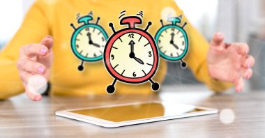 Dijital tablet arka planda bir kadının el arasında zaman kavramı ile