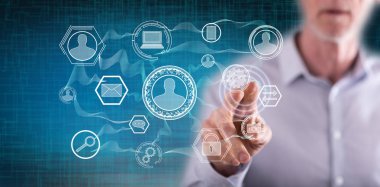 Adam dokunmatik ekranda sosyal ağ konseptine parmağıyla dokunuyor.