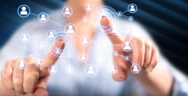 Sosyal medya ağı parmaklarını dokunmatik ekranlı cep bilgisayarlarda dokunmadan kadın