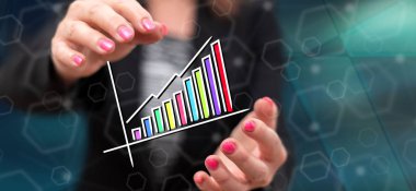Arka planda bir kadının el arasında finansal büyüme kavramı