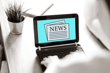 Bir haber konseptini gösteren dizüstü bilgisayar