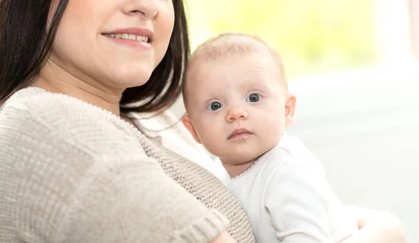 Retrato Mãe Feliz Com Seu Bebê Bonito Menina — Fotografia de Stock