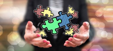 Takım çalışması kavramı, arka plandaki bir kadının ellerinden üstündür.