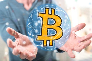Bitcoin para birimi kavramı içinde geçmiş bir adamın elleri yukarıda