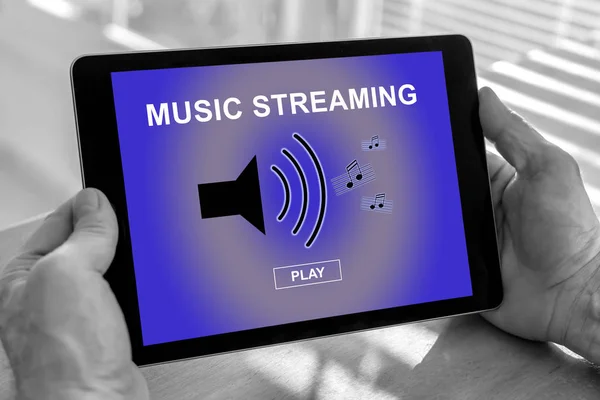 Mãos Masculinas Segurando Tablet Com Conceito Streaming Música — Fotografia de Stock