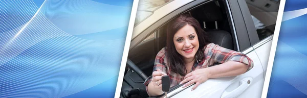 Uśmiechający Się Ładna Kobieta Siedzi Nowy Samochód Wyświetlone Kluczyki Samochodu — Zdjęcie stockowe