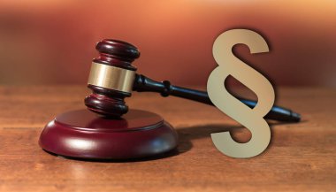 Yargıç kitap arka plan üzerinde çekiç ve hukuk ile hukuk kavramı