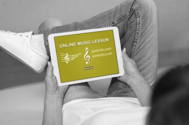 Online müzik ders konsepti bir tablete arayan kadın