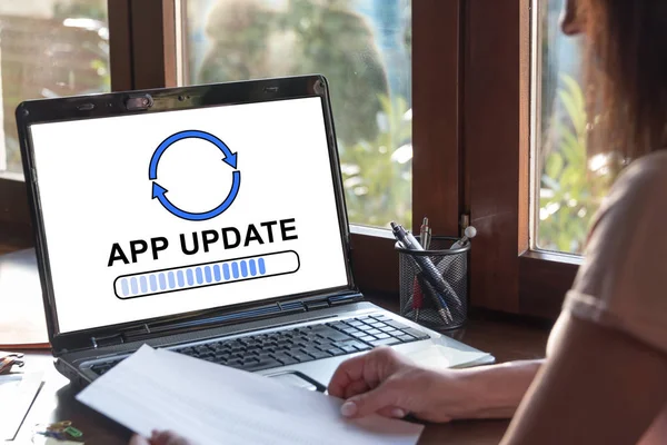 Pantalla Del Ordenador Portátil Que Muestra Concepto Actualización Aplicación —  Fotos de Stock