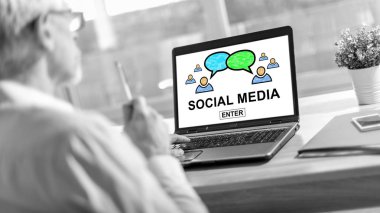 Sosyal medya kavramı görüntüleyen dizüstü bilgisayar ekranı