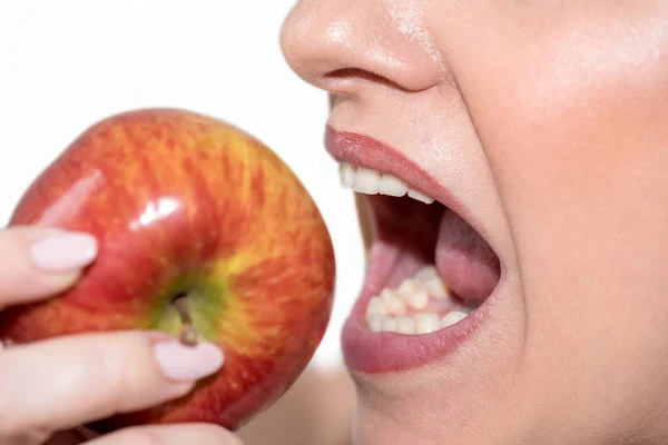 Close Van Vrouw Een Appel Bijten — Stockfoto