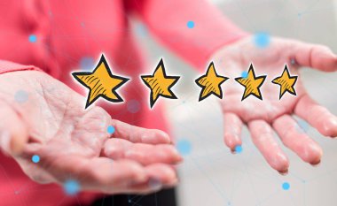 Kalite anlayışı arka planda bir kadının elleri yukarıda