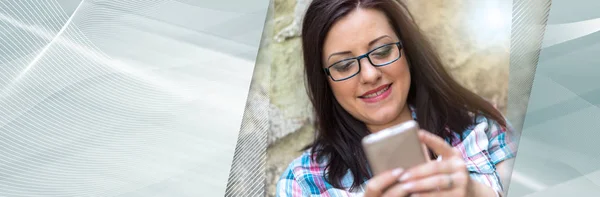 Retrato Bela Jovem Mulher Usando Telefone Celular Efeito Luz Bandeira — Fotografia de Stock