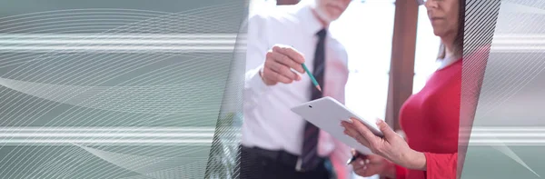 Leitender Manager Der Mit Seinem Assistenten Büro Arbeitet Panorama Banner — Stockfoto