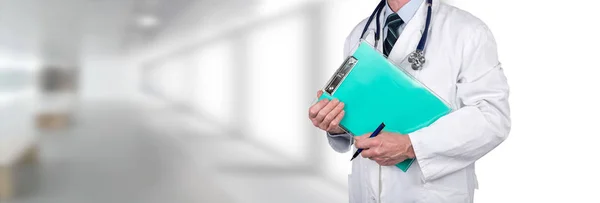 Doctor Holding Clipboard Blurred Background — Stock Photo, Image