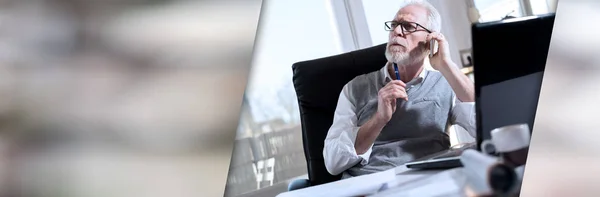 Портрет Бородатого Старшего Бизнесмена Разговаривающего Мобильному Телефону Офисе Жесткий Свет — стоковое фото