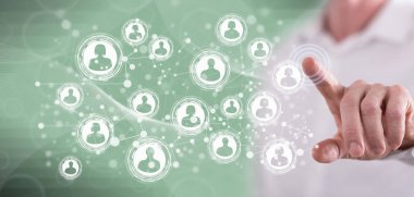 Adam dokunmatik ekranda sosyal ağ konseptine parmağıyla dokunuyor.